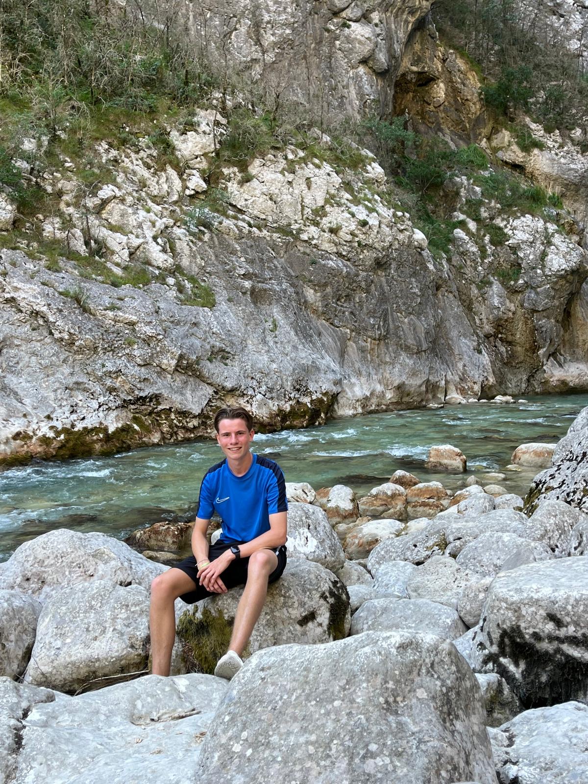 Jort Oldenburger bij een bergachtige rivier